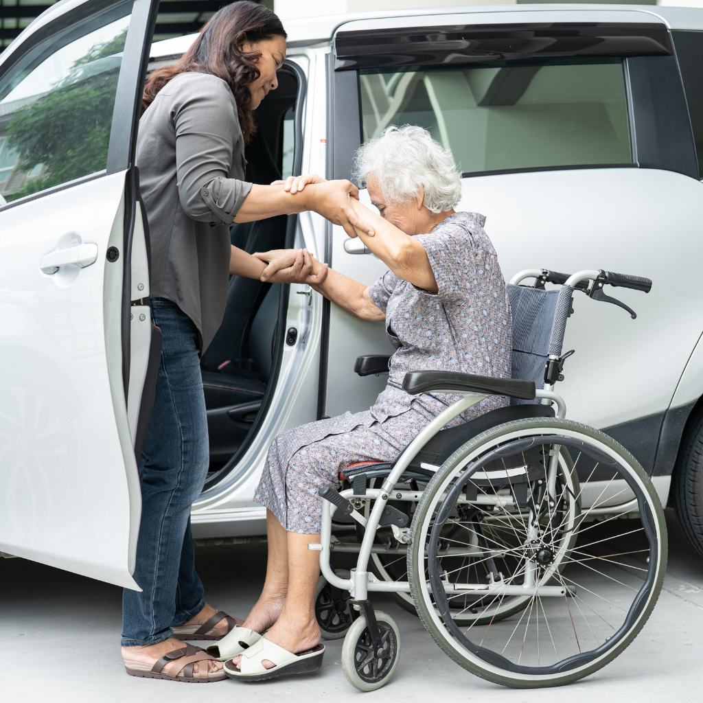 Krankentransport Landau — Fahrer hilft Patientin beim Einsteigen